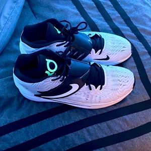 new kd basketball shoes never been worn perfect condition. 200 or best offer